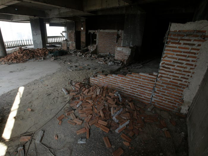 Gạch vỡ bên trong tòa tháp Sathorn Unique bị bỏ hoang hàng chục năm.