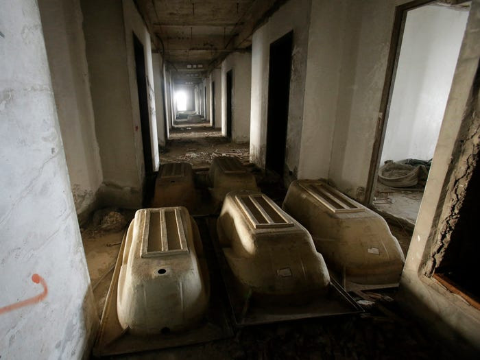 Những chiếc bồn tắm cũ kỹ ở hành lang tòa nhà.