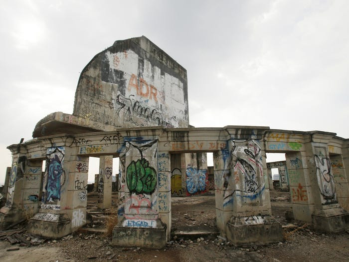 Công trình bị bỏ hoang khiến nhiều người tiếc nuối. Mời độc giả xem thêm video: Chiêm ngưỡng tòa nhà bằng gỗ cao nhất thế giới tại Na Uy (Nguồn video: VTC1)