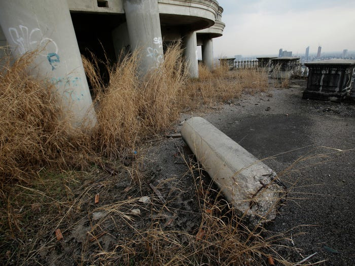 Cỏ dại "xâm chiếm" ban công.