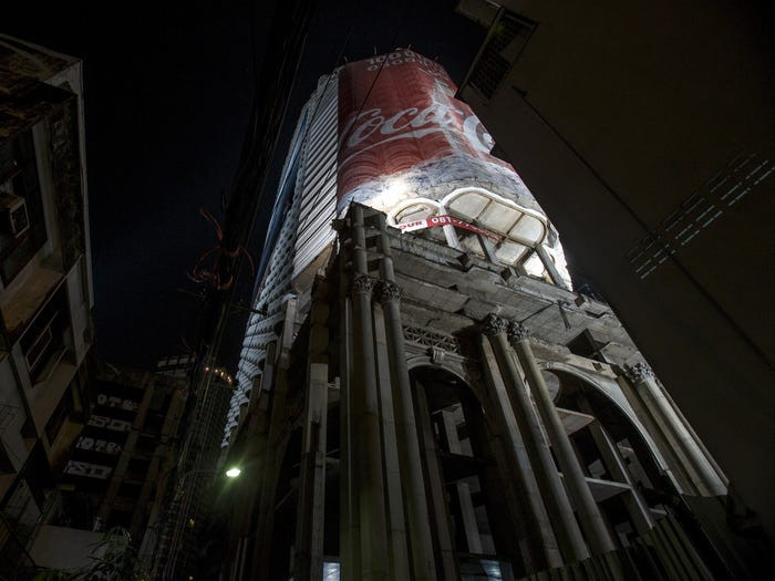 Công trình 49 tầng trở nên "ma mị" hơn vào ban đêm.