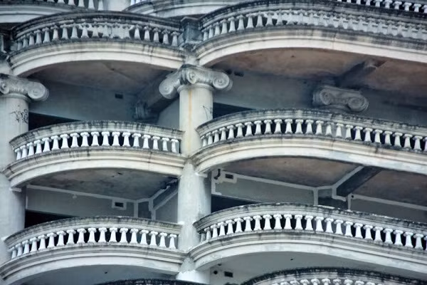 Hiện nay, tòa tháp này chỉ còn lại là một bộ xương kiến trúc khổng lồ ngay giữa lòng thủ đô Thái Lan.