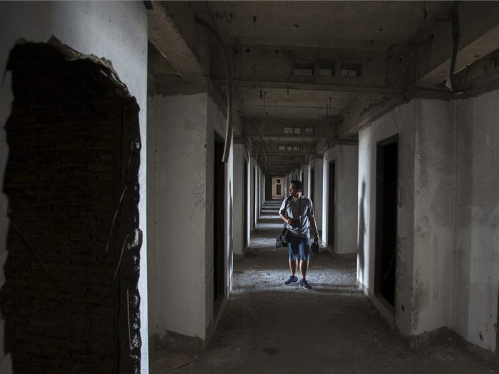 Việc vào trong tòa nhà này không được phép nhưng nhiều người vẫn mạo hiểm.