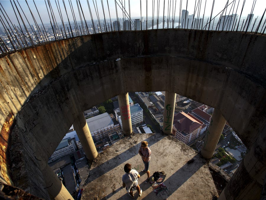 Việc xây dựng tòa tháp Sathorn Unique phải dừng lại do cuộc khủng hoảng tài chính Châu Á năm 1997.