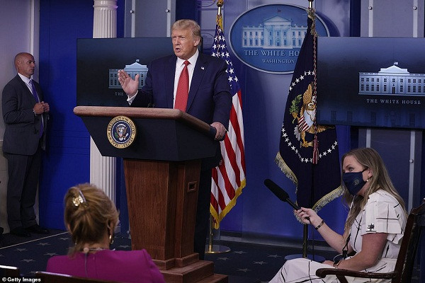 "Có một vụ nổ súng bên ngoài Nhà Trắng và dường như vụ việc đã được kiểm soát rất tốt. Ai đó đã được đưa đến bệnh viện. Tôi không rõ tình hình của người này, nhưng có vẻ là do bị mật vụ bắn hạ. Nghi phạm đã được đưa tới một bệnh viện địa phương", Tổng thống Trump nói.