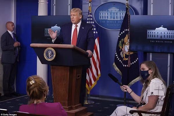 "Có một vụ nổ súng bên ngoài Nhà Trắng và dường như vụ việc đã được kiểm soát rất tốt. Ai đó đã được đưa đến bệnh viện. Tôi không rõ tình hình của người này, nhưng có vẻ là do bị mật vụ bắn hạ. Nghi phạm đã được đưa tới một bệnh viện địa phương", Tổng thống Trump nói.