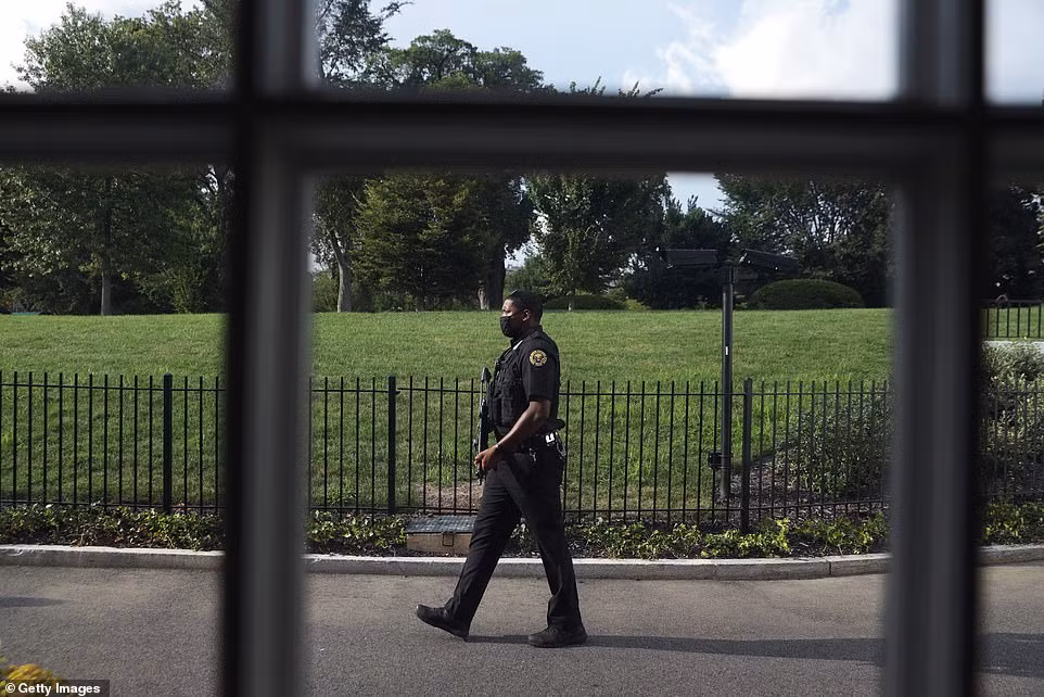 Một nhân viên Mật vụ Mỹ có mặt bên ngoài phòng họp báo của Nhà Trắng. Mật vụ Mỹ sau đó viết trên Twitter cho biết, một đối tượng là nam giới được đưa tới bệnh viện cùng một mật vụ và "một sĩ quan liên quan tới vụ nổ súng tại đường số 17 và đại lộ Pennsylvania". An ninh Mỹ cũng đã thu giữ một khẩu súng tại hiện trường.