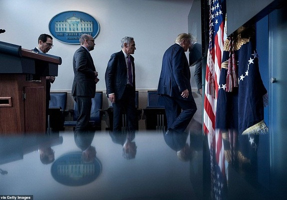 Ngoài Tổng thống Trump, Bộ trưởng Tài chính Steve Mnuchin và Giám đốc Văn phòng Quản lý và Ngân sách Russ Vought cũng được đưa khỏi phòng họp báo.