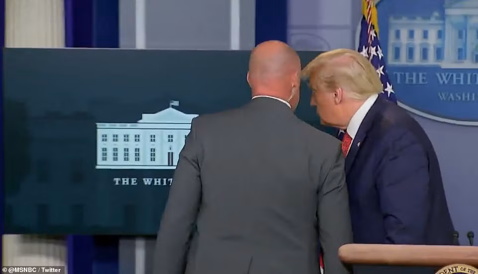 Theo Daily Mail, Tổng thống Trump bất ngờ được mật vụ hộ tống rời khỏi phòng họp báo của Nhà Trắng chỉ chưa đầy vài phút sau khi ông bắt đầu bài phát biểu hôm 10/8. (Nguồn ảnh: Daily Mail)