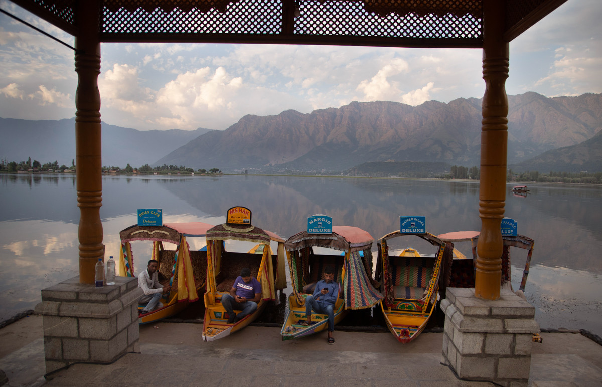 Những người lái thuyền Kashmir chờ khách bên bờ hồ Dal.