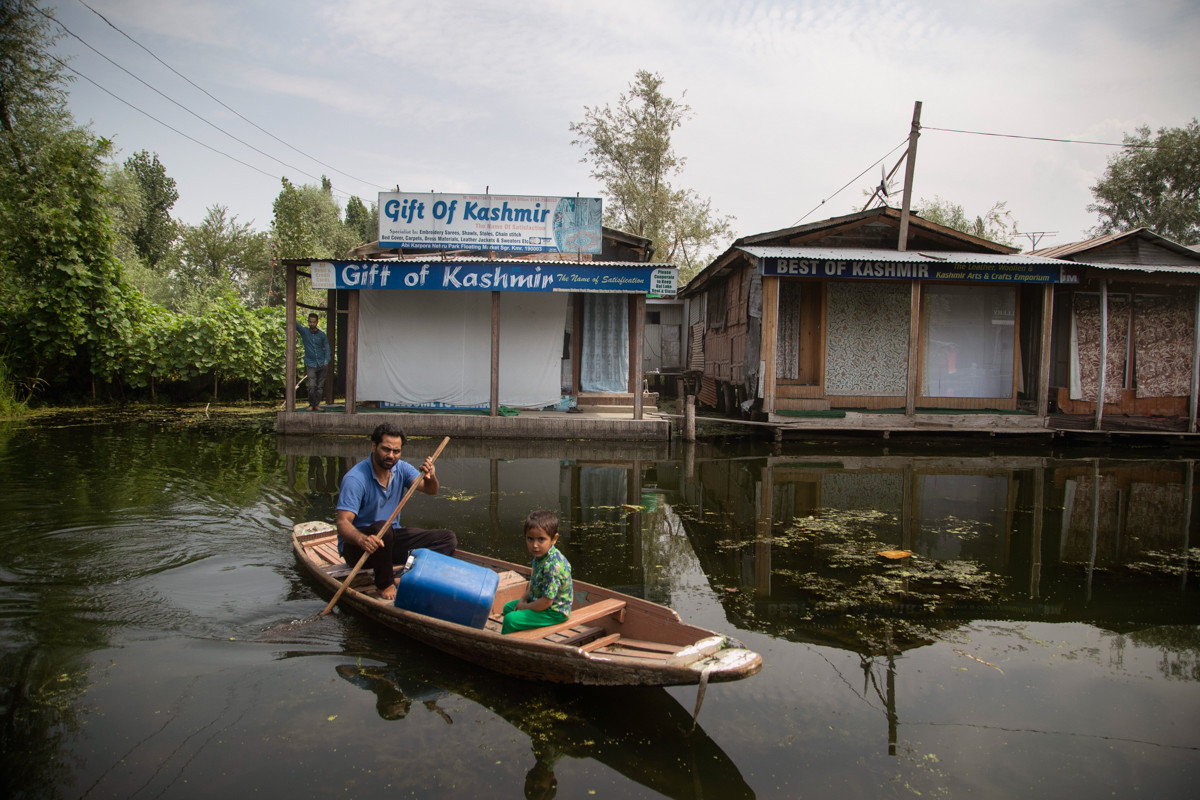 Người đàn ông chèo thuyền trên hồ Dal ở Kashmir.
