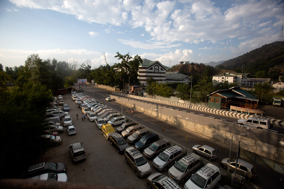 Mohammad Lateef, một người chèo thuyền, từng chở khách du lịch quanh hồ. Hiện giờ, ông bán dưa chuột và thuốc lá cho người dân địa phương dọc theo bờ hồ này. Có thể thấy, dịch COVID-19 khiến cuộc sống người dân Kashmir càng trở nên khó khăn hơn. Ảnh: Hàng trăm chiếc taxi nằm "im lìm" tại một bãi đỗ ở Kashmir. Mời độc giả xem thêm video: WHO chính thức đặt tên cho virus corona mới là SARS-CoV-2 (Nguồn video: VTC1)