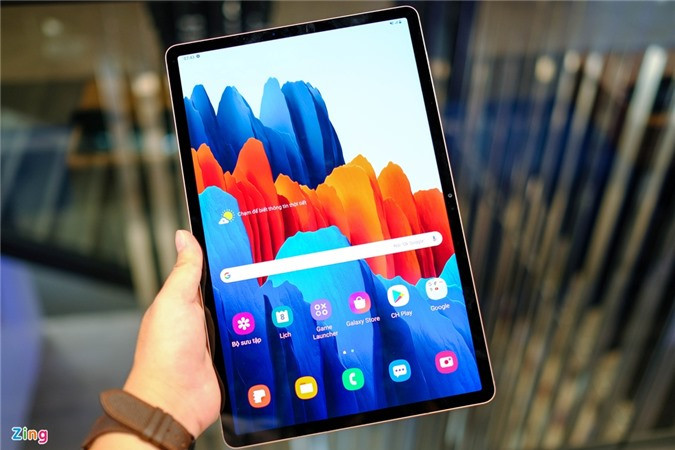 Galaxy Tab S7 có viên pin dung lượng 8.000 mAh, trong khi Tab S7+ có viên pin lớn hơn là 10.090 mAh; cả 2 đều hỗ trợ sạc nhanh 45 W. Thế hệ Galaxy Tab mới sẽ được bán với 3 màu xám, bạc và đồng.