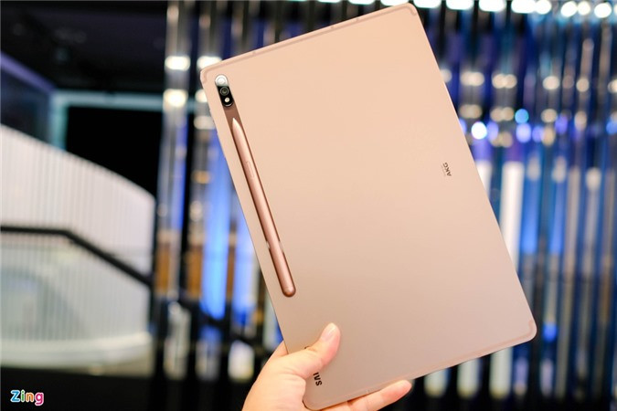 Về tổng quan, Galaxy Tab S7 không có nhiều thay đổi trong thiết kế so với phiên bản tiền nhiệm. Sản phẩm có thiết kế liền khối, cạnh bên vát thẳng, bo tròn ở các góc. Galaxy Tab mới tiếp tục sử dụng phần vỏ bằng vật liệu kim loại, ít bám dấu vân tay.
