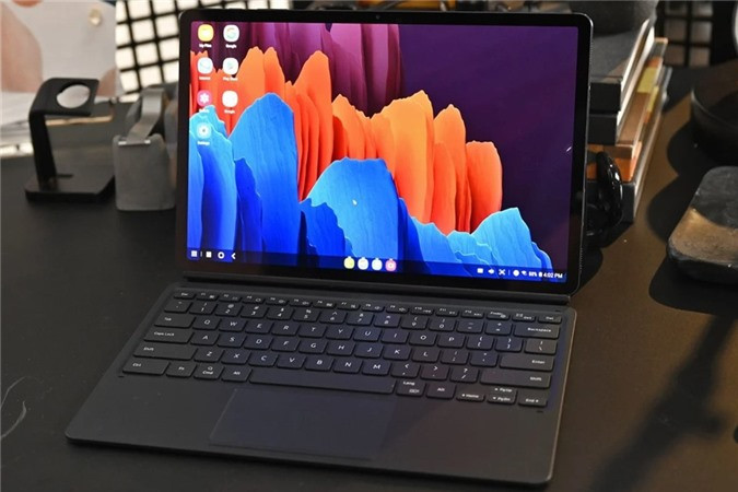 Samsung có sản xuất bàn phím nhựa dành riêng cho Galaxy Tab S7/S7+ với phần touchpad khá rộng. Thiết bị sẽ kết nối với bàn phím bằng nam châm, sử dụng như một máy tính xách tay bằng tính năng Samsung Dex. Ảnh: Gizmodo UK.
