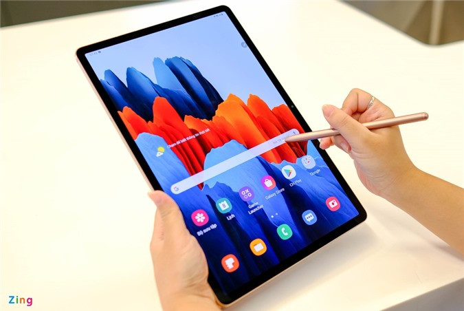 Galaxy Tab S7 bản tiêu chuẩn được trang bị màn hình LCD 11 inch (2.560 x 1.600), trong khi Galaxy Tab S7+ có màn hình lớn hơn 12,4 inch (2.800 x 1.752) trên tấm nền Super AMOLED. Đáng chú ý, cả 2 phiên bản đều có màn hình đạt tần số quét 120 Hz cùng tỷ lệ hiển thị 16:10.