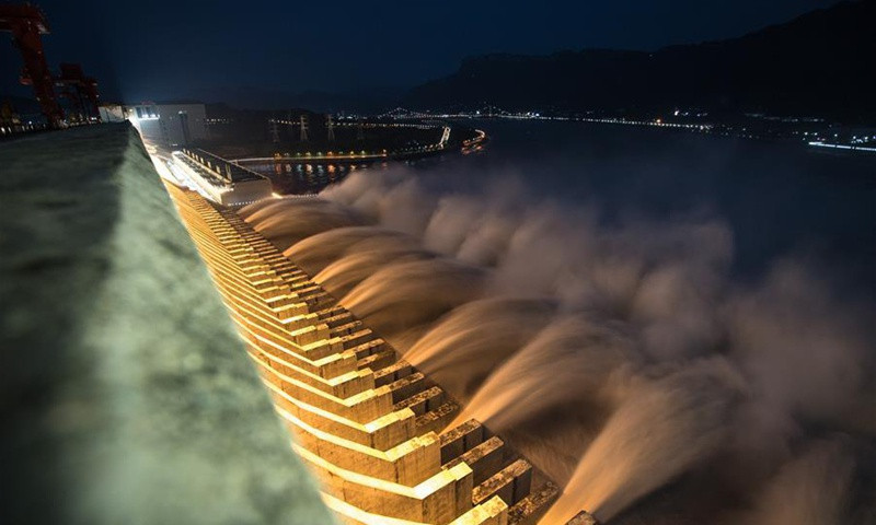  Đập Tam Hiệp buộc phải mở 11 cửa xả lũ để ổn định tình hình, giải phóng trung bình 49.200 m3 nước/giây, theo tường thuật của Global Times qua tài khoản chính thức trên mạng xã hội Twitter. Ảnh: Tân Hoa xã.