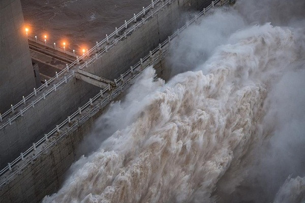 Bộ Thủy lợi Trung Quốc cho biết lượng nước đổ vào hồ của đập Tam Hiệp đạt cột mốc 72.000 m3/giây vào giữa trưa 19/8. Lượng nước tăng đột biến khi tình hình mưa lớn và kéo dài tiếp diễn ở các phụ lưu thượng nguồn sông Trường Giang. Ảnh: Tân Hoa xã.