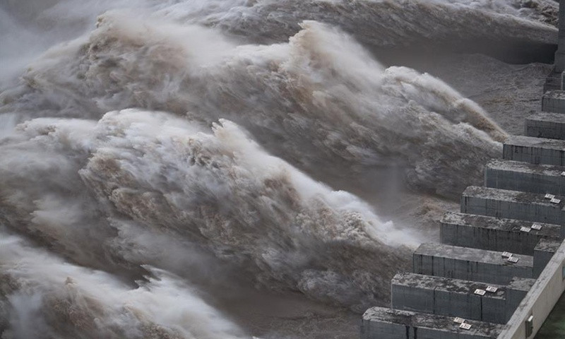 Một số chuyên gia nhận định chiến lược phối hợp liên hoàn giữa các đập sẽ giúp phân tán sức mạnh của dòng lũ, ngăn xảy ra "siêu đỉnh lũ" gây thiệt hại ở mức độ thảm họa cho những thành phố dọc sông Trường Giang. Ảnh: Tân Hoa xã.