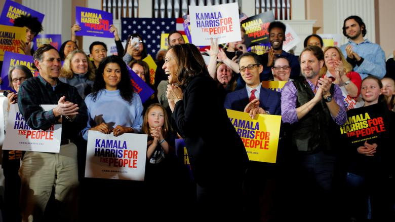 Thượng nghị sĩ Kamala Harris từng tuyên bố chạy đua vào Nhà Trắng năm 2020, nhưng sau đó, bà đã dừng cuộc đua này. Ảnh: Reuters. Mời độc giả xem thêm video về cuộc bầu cử Tổng thống Mỹ năm 2016 (Nguồn video: VTC1)
