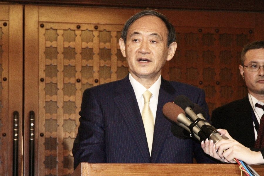 Ông Suga từng giữ chức Bộ trưởng Nội vụ và Truyền thông trong nội các của Thủ tướng Shinzo Abe trong khoảng thời gian 2006–2007.