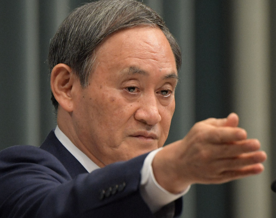 Ông Suga là một trong số các đồng minh đã thúc đẩy ông Abe tái tranh cử năm 2012. Ảnh: Mainichi.