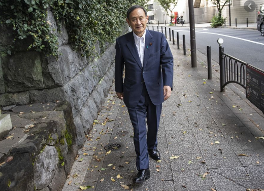 Về đời tư, ông Suga đã kết hôn và có 3 người con trai. Được biết, vợ ông, bà Mariko, là em gái một người đồng nghiệp cũ của ông. Ảnh: Bloomberg. Mời độc giả xem thêm video: Thủ tướng Nhật Bản Shinzo Abe từ chức (Nguồn video: VTC Now)