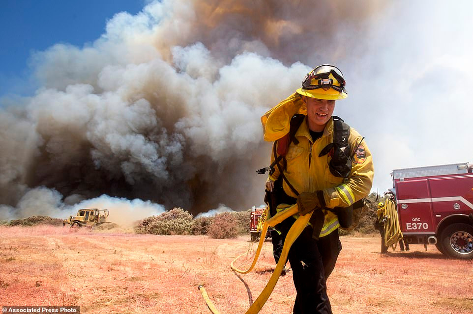 Theo Daily Mail, đám cháy rừng ở California bùng phát từ tối 31/7 tại thung lũng Cherry, gần thành phố Beaumont, Riverside. (Nguồn ảnh: Daily Mail/AP)