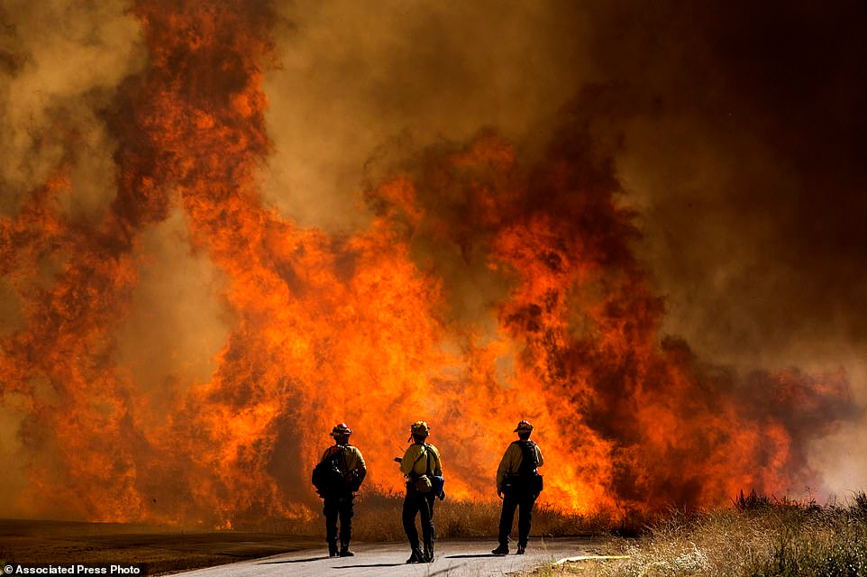 Những cột khói có thể được nhìn thấy từ cách xa vài km.