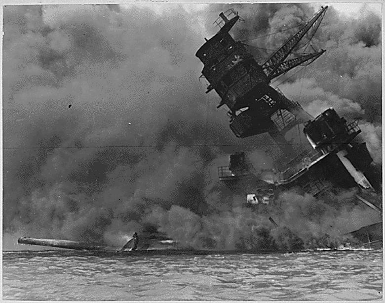 Tàu USS Arizona của Mỹ bốc cháy ngày 7/12/1941 trong đợt tấn công của Nhật vào Trân Châu Cảng.