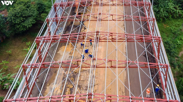 Sau đó đổ lớp bê tông siêu tính năng (UHPC) có cường độ chịu nén, chịu kéo cao, chiều dày tối thiểu 6cm. Tiếp theo sẽ thảm lớp bê tông nhựa polymer phía trên.