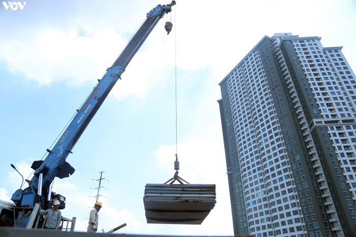 Xe cẩu vận chuyển các loại vật liệu phục vụ sửa chữa cầu Thăng Long.