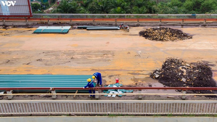 Từ ngày 8/8, để phục vụ thi công, chính thức cấm xe qua cầu, phân luồng giao thông từ xa, hướng dẫn xe tải, xe khách liên tỉnh từ phía Nam ra Bắc và ngược lại đi theo cầu Hưng Hà, cầu Thanh Trì, cầu Vĩnh Thịnh. Riêng nội thành Hà Nội có 16 tuyến xe buýt đi qua cầu Thăng Long sẽ chuyển sang đi cầu Nhật Tân ở hạ lưu cầu Thăng Long.