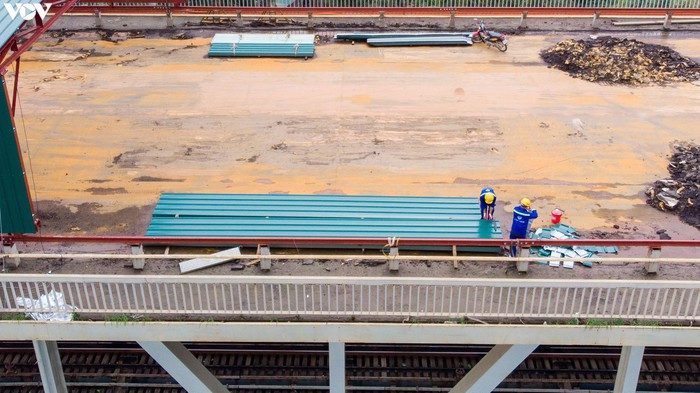 Đồng thời dự án thực hiện thay thế các khe co giãn đã bị hư hỏng, sửa chữa lề bộ hành, hệ thống thoát nước và hệ thống an toàn giao thông.