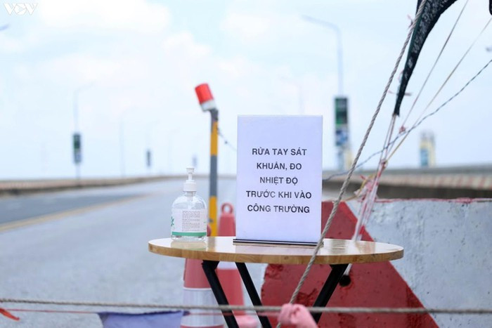 Trước khi vào làm việc tại đại công trường, các công nhân đều phải tuân thủ các điều kiện phòng, chống dịch Covid-19.