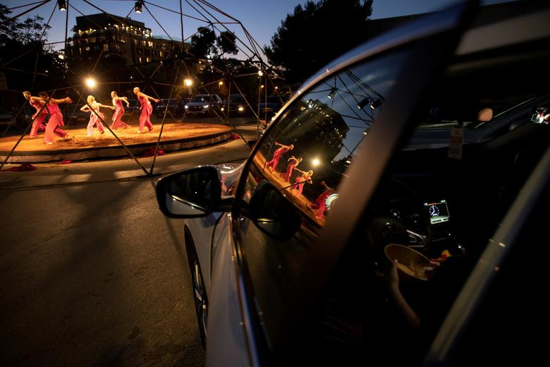 Mọi người ngồi trên ô tô để xem một buổi biểu diễn ngoài trời tại Jerusalem, ngày 4/8.