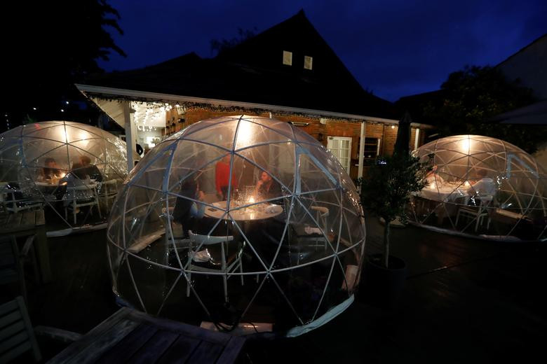 Bên trong nhà hàng và quán bar St Villa ở St. Albans, Anh, ngày 4/7. Mời độc giả xem thêm video: WHO chính thức đặt tên cho virus corona mới là SARS-CoV-2 (Nguồn video: VTC1)