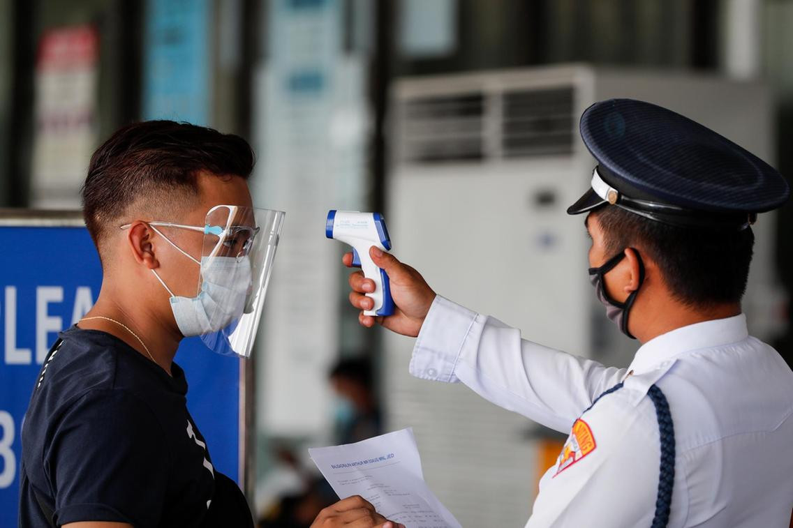 Philippines đang phải vật lộn để ngăn chặn tình trạng lây nhiễm virus SARS-CoV-2. Trong bối cảnh tình hình dịch COVID-19 diễn biến phức tạp, chính phủ Philippines tuyên bố tái áp đặt lệnh phong tỏa nghiêm ngặt hơn ở khu vực bên trong và xung quanh thủ đô Manila trong vòng 2 tuần, từ ngày 4/8. (Nguồn ảnh: National/Reuters)