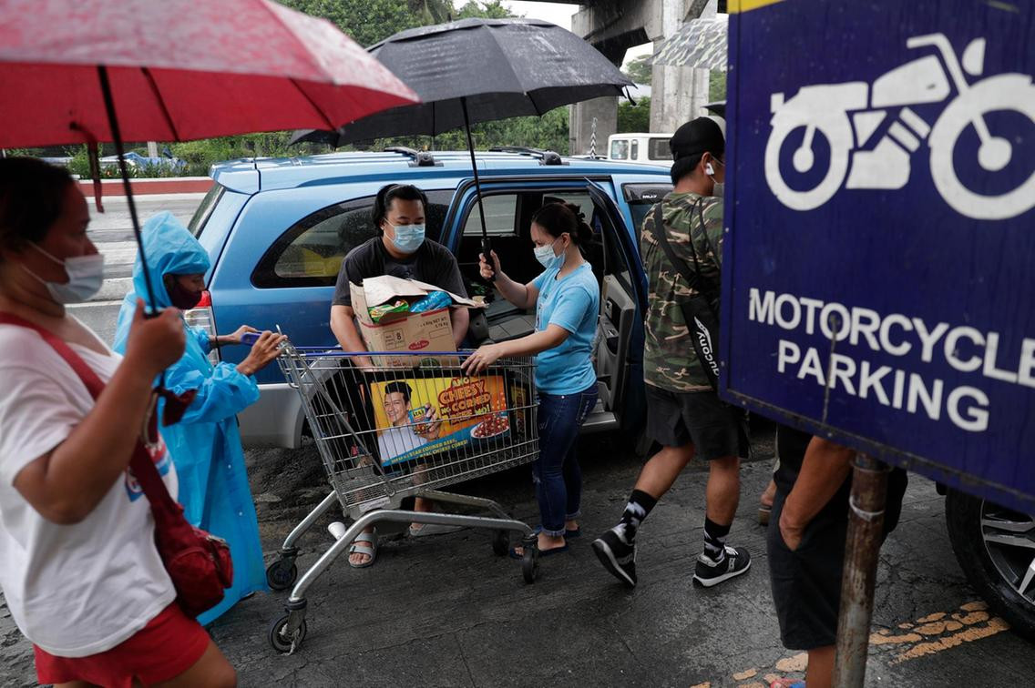 "Mọi người cần tuân thủ lệnh giới nghiêm và tất cả quy định khác vì có như vậy, số ca mắc bệnh mới giảm xuống", nữ nhà văn chia sẻ.