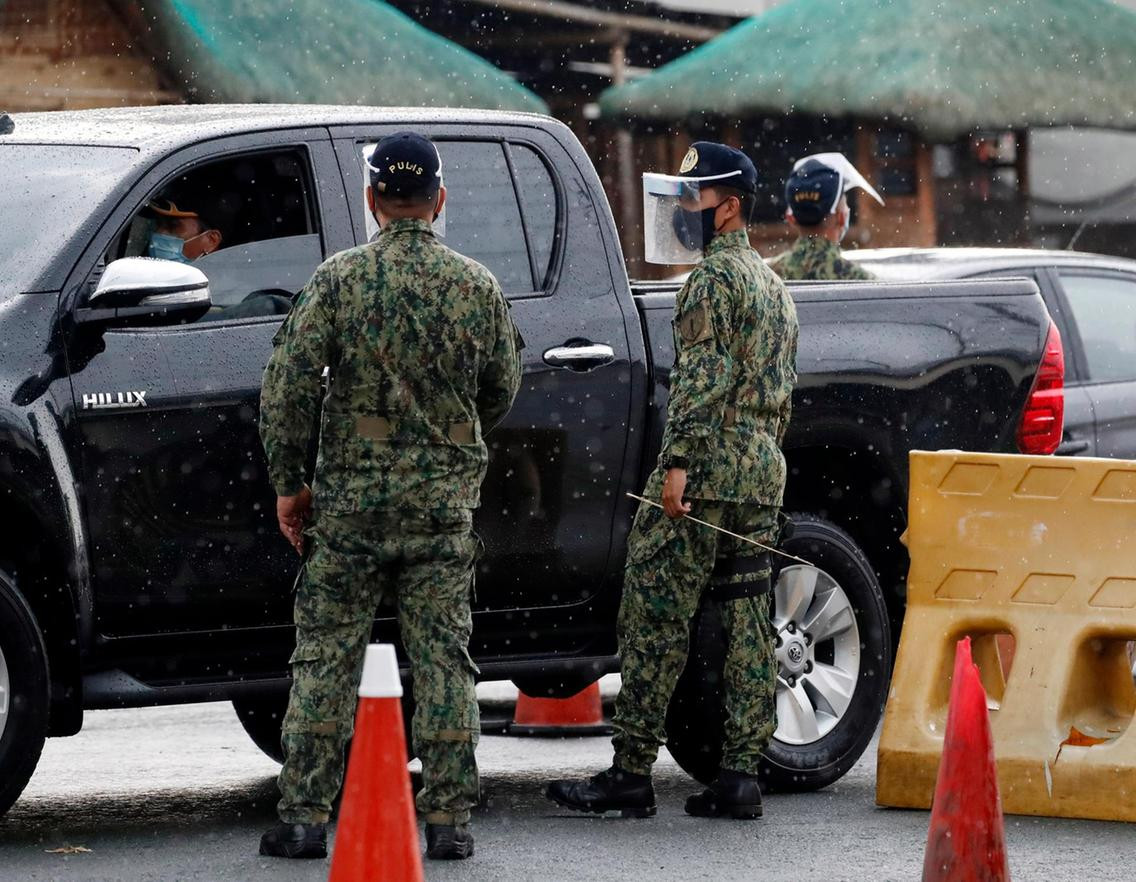 Theo quy định, người dân thủ đô Manila và 4 tỉnh lân cận sẽ phải tự cách ly ở nhà; nhà hàng và trung tâm thương mại được duy trì dịch vụ bán mang đi hoặc giao hàng tại nhà. Hiệu cắt tóc và phòng gym phải đóng cửa.