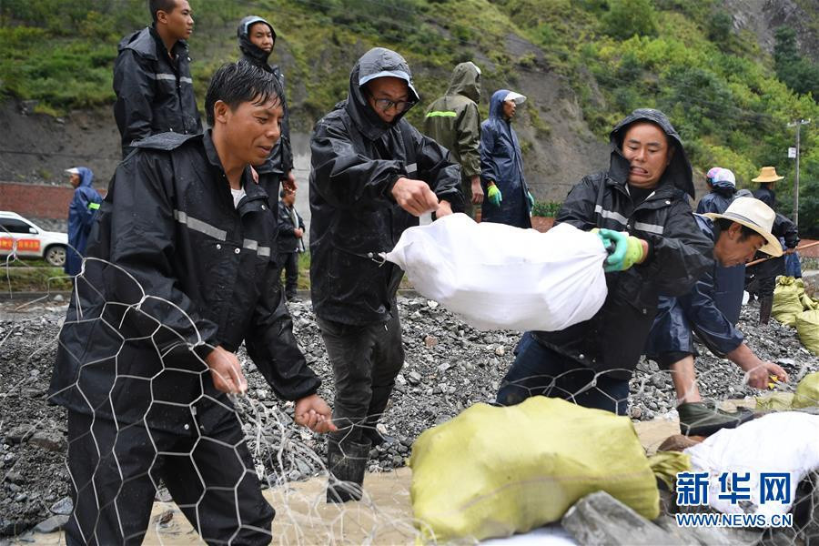 Huyện Chu Khúc đã nâng ứng phó lên cấp 1, mức cao nhất trong thang 4 cấp tại Trung Quốc. Thiên tai gợi nhớ ký ức về vụ lũ bùn nghiêm trọng xảy ra tại huyện này năm 2010 và khiến 1.471 người thiệt mạng, theo số liệu của Tân Hoa Xã. Ảnh: Tân Hoa Xã.