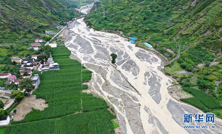 Theo báo cáo của giới chức huyện Chu Khúc hôm 24/8, lũ quét và lũ bùn đã ảnh hưởng đến gần 62.000 người ở 176 làng thuộc 19 hương, trấn (đơn vị hành chính cấp xã). Ảnh: Tân Hoa Xã.