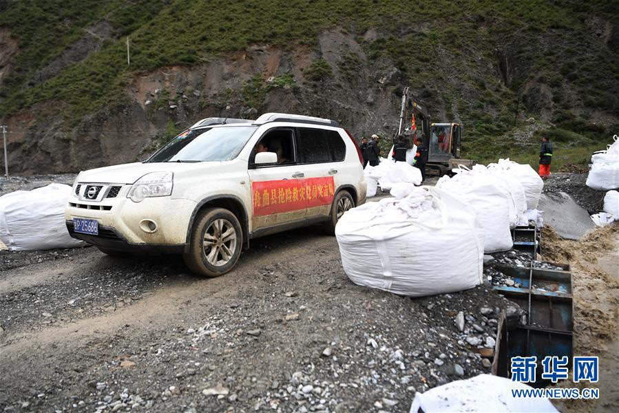 Lực lượng cứu hộ đang chạy đua để mở "đường sống" tại các khu vực bị ảnh hưởng nặng nề ở Chu Khúc, theo Tân Hoa Xã. Tính từ năm 1823 đến trước thảm kịch năm 2010, huyện này đã chứng kiến 11 vụ lũ bùn nghiêm trọng. Ảnh: Tân Hoa Xã.