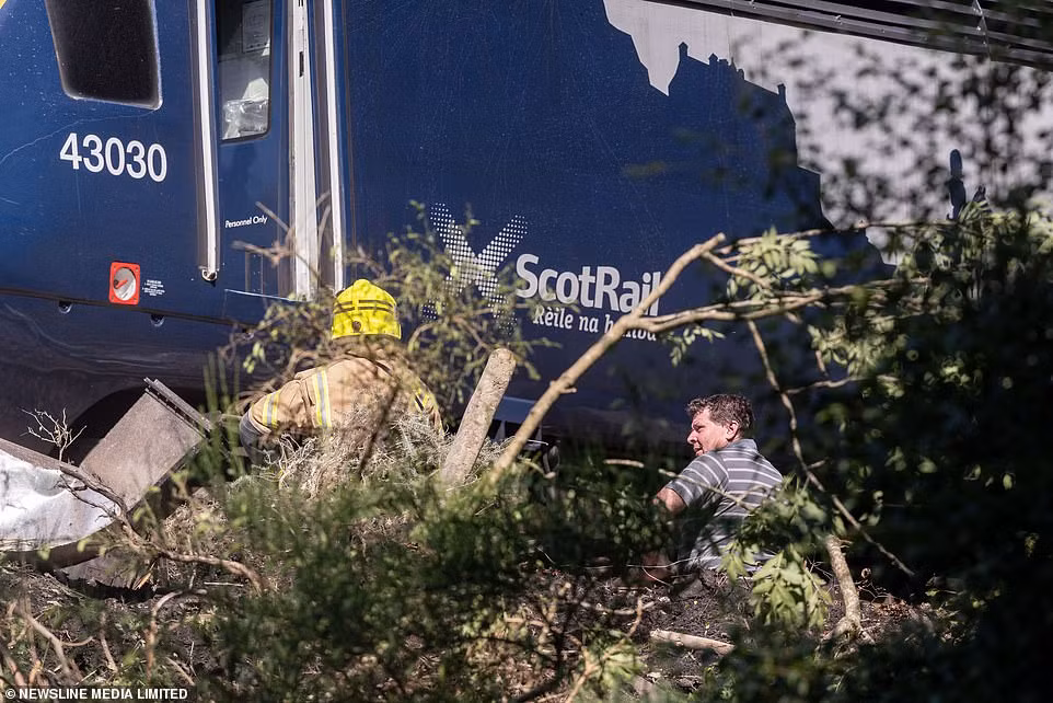 Hien truong tai nan tau hoa tai Scotland, co the do lo dat-Hinh-9