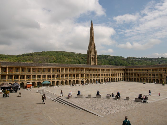 Theo Insider, Halifax ở Yorkshire là một trong những thị trấn đẹp nhất nước Anh. Địa danh này nổi tiếng với cảnh quan thiên nhiên tuyệt đẹp và kiến trúc đặc biệt. (Nguồn ảnh: Insider)