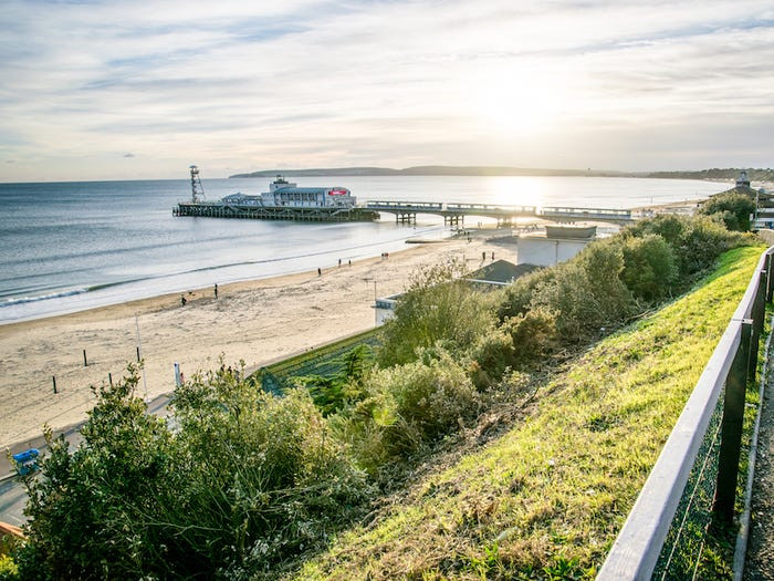 Thị trấn Bournemouth ở Dorset có đường bờ biển dài hàng cây số và nhiều công trình có kiến trúc Victoria.