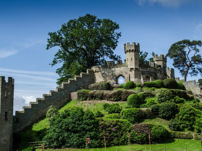 Thị trấn Warwick có những lâu đài ấn tượng. Các lễ hội diễn ra tại đây hàng năm. Mời độc giả xem thêm video: Ngôi làng xa hoa bậc nhất nhưng không có ô tô (Nguồn video: VTC14)