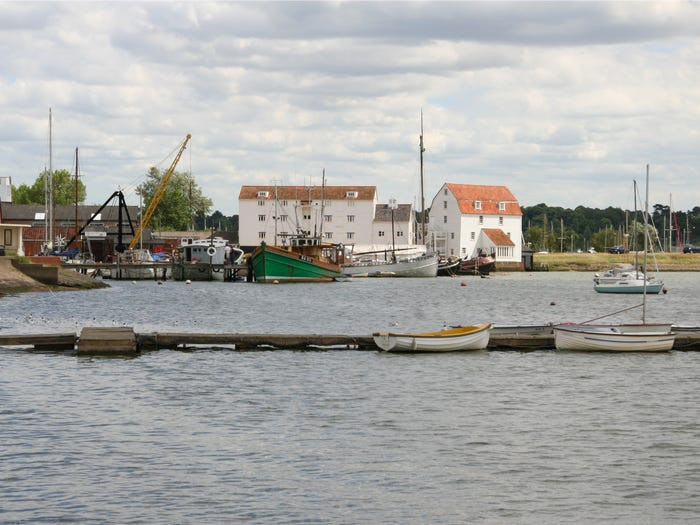 Thị trấn lịch sử Woodbridge ở Suffolk nằm bên bờ sông Deben, nổi tiếng với nhiều bãi biển, công viên và các khu bảo tồn tự nhiên.