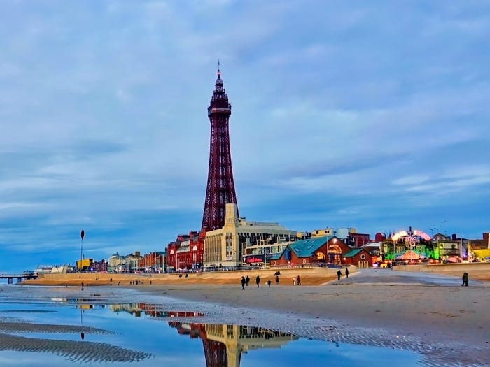 Thị trấn Blackpool ở Lancashire. Nơi đây có Tháp Blackpool nổi tiếng, thu hút đông đảo khách du lịch.