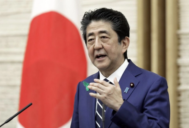 Một trong những dấu ấn nổi bật của Thủ tướng Abe được dư luận thế giới nhắc tới là chính sách cải tổ kinh tế táo bạo mang tên Abenomics (kết hợp của hai từ “Abe” và “Economics”). Abenomics đã trải qua 2 giai đoạn: Giai đoạn 1 bắt đầu từ cuối năm 2012 và kết thúc vào tháng 8/2015, và giai đoạn 2 bắt đầu từ tháng 9/2015 đến nay. Ảnh: Kyodo. 